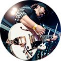 Músico y alumno con guitarra