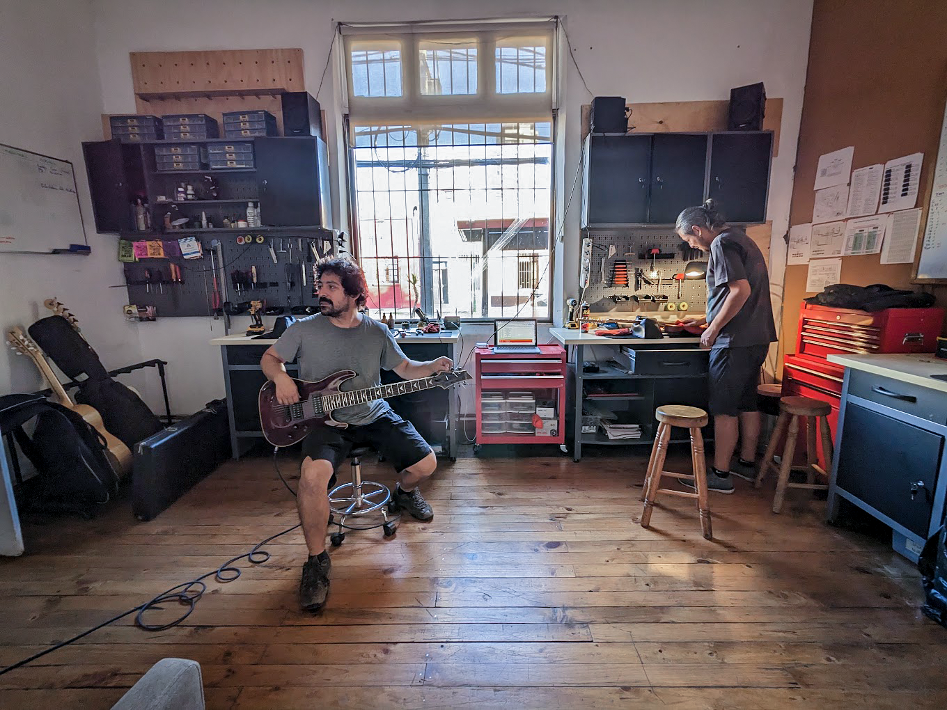 Banco de trabajo con instrumentos en el taller